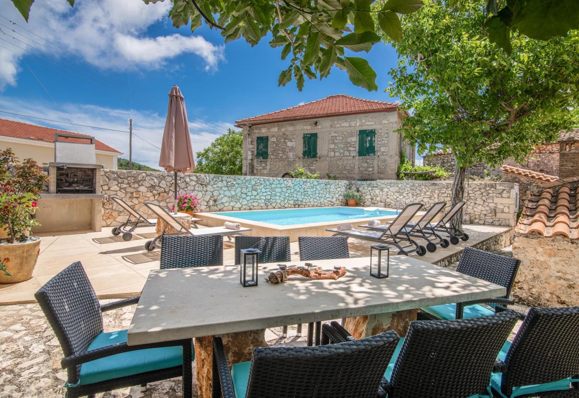 Callisto- Elegant Restored With Pool *